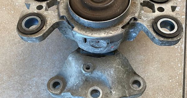 新品未使用　VOLVO純正 エンジンマウント 31401307 新品未使用 VOLVO純正 エンジンマウント 31401307 - メルカリ